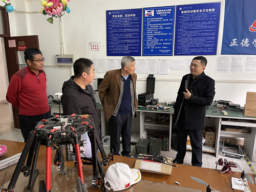 江愛華實地考察實訓室_副本.jpg