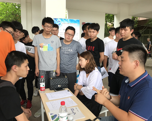 應聘學生與用人單位交流_副本.jpg