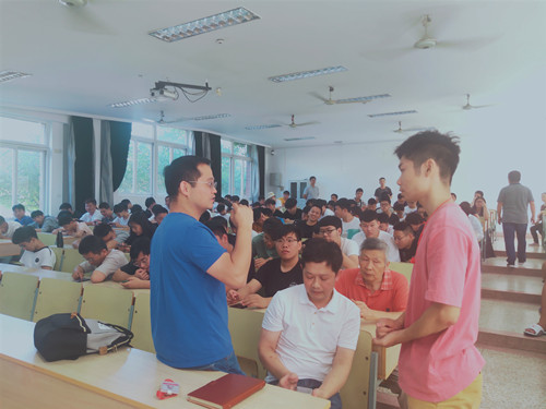 意向學生與招聘人員交流_副本.jpg