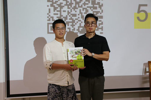 向學生贈書..jpg